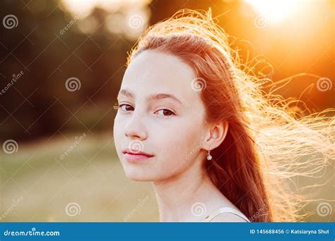 Le Portrait De La Belle Fille De Ladolescence Sérieuse Apprécie La