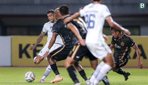 Foto Gol Telat Ciro Alves Ke Gawang Bhayangkara FC Bawa Persib Bandung