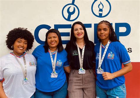 Estudantes baianas utilizam folha da goiabeira e óleo de coco para cria