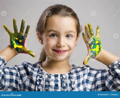 Petite Fille Avec Des Mains En Peinture Image Stock Image Du