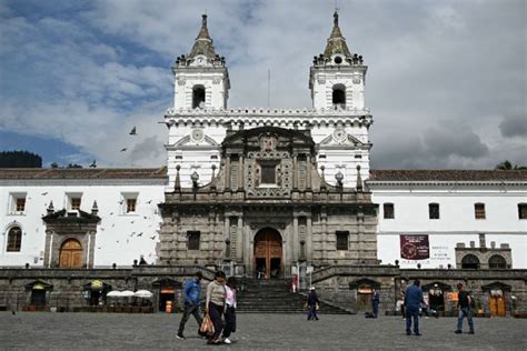 Funcionario de la Fiscalía de Ecuador se lanza desde un edificio y