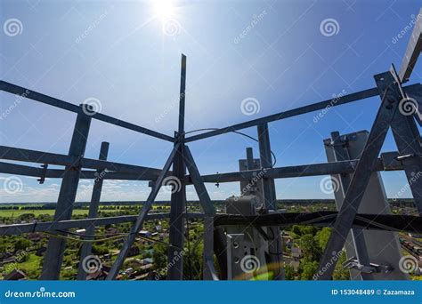 Torre O Palo Con Microonda Antenas De Radio Del Panel Unidades De