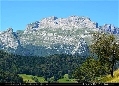 La Tournette Haute De Ses M Domine Le Lac D Annecy En Haute Savoie