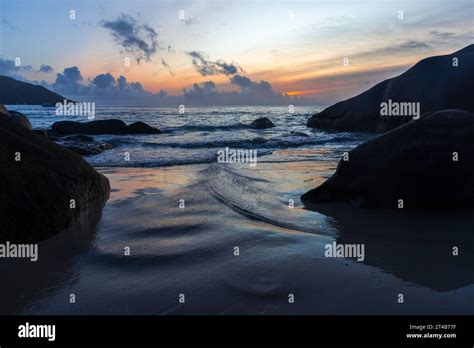 Paisaje marino de la isla oscura fotografías e imágenes de alta