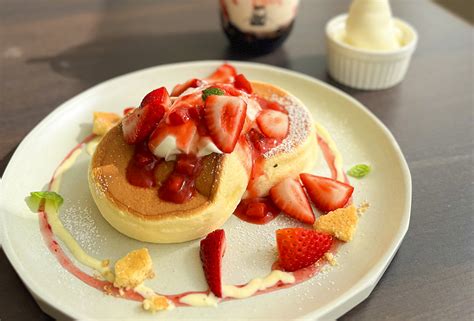 【飯塚】筑豊初上陸のふわしゅわ台湾パンケーキ。caferob飯塚店のこぼれ苺のパンケーキ 筑豊情報マガジンwing