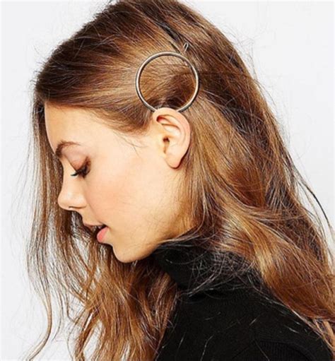 Cette Barrette Cheveux Ronde Va Donner Du Style Votre Coiffure