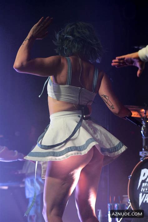 Betty Who Flashes Ass On Stage At The Culture Room In Fort Lauderdale