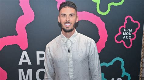 Baptiste Giabiconi papa il prend la pose avec son bébé un cliché