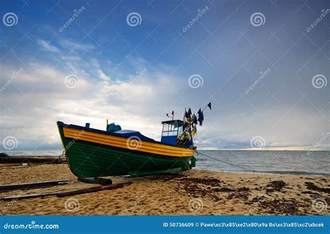 Pequeño Barco De Pesca En La Orilla Del Mar Báltico En Gdynia Imagen