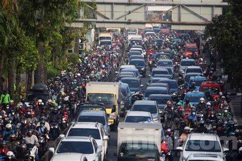 Foto Perbaikan Flyover Pesing Akibatkan Kemacetan Di Jalan Daan Mogot