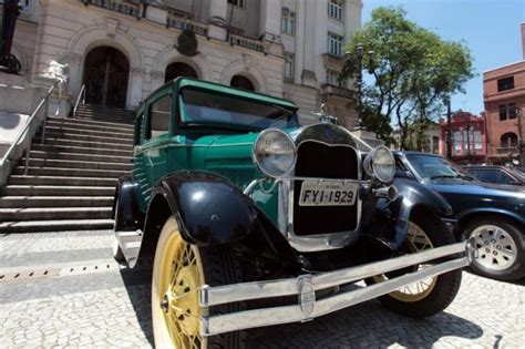 Centro de Santos recebe colecionadores de carros antigos neste sábado