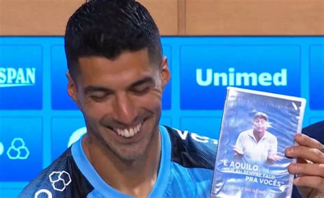 Vídeo Renato rasga elogios entrega o seu DVD para Suárez e arranca