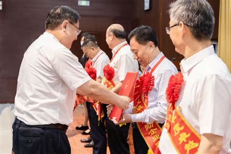 司相芳荣获邹城市“卓越功勋企业家”称号 恒信集团