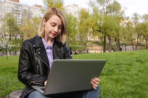 Garota Trabalhando Em Um Computador No Parque Freelancer De Trabalho