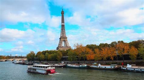 Torre Eiffel Con El Tren Del Metro Y Fondo Azul Cielo Foto De Archivo