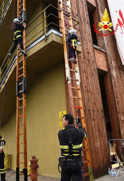 Vigili Del Fuoco Per Un Giorno Tanti Bambini A Pompieropoli 2019 Gonewsit