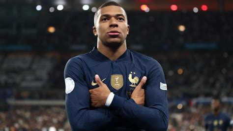 Histórico Mbappé se convirtió en el segundo futbolista con un hat