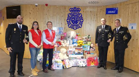 La Policía Nacional de Salamanca hace entrega de juguetes a Cruz Roja