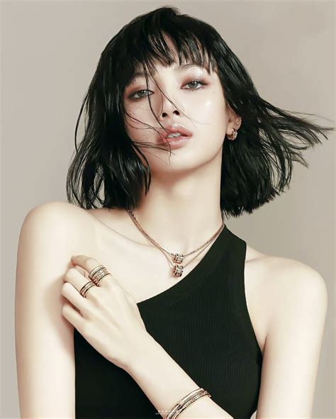 Blackpink Lisa Vogue Poses Face Figure Poses The Face Faces En