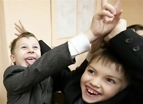 Создать комикс мем "школьники рожки мем, школьник, два школьника ...