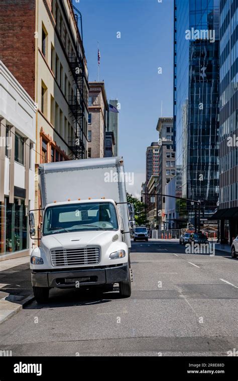 Industrial Middle Duty Day Cab Powerful Compact White Rig Semi Truck With Big Box Trailer Making