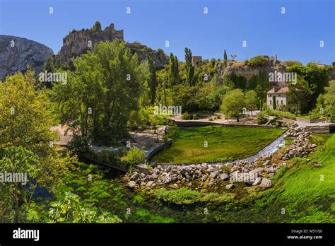 France vaucluse fontaine de vaucluse hi-res stock photography and ...