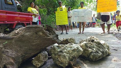 Demolition ongoing at Osmeña Shrine as settlers yield | Cebu Daily News