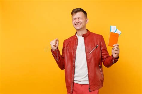 Hombre Joven Hermoso Sonriente De La Voga Del Retrato En Los Boletos