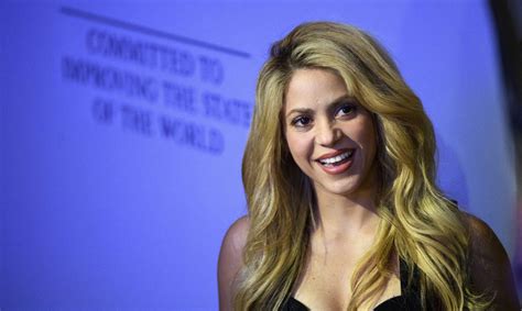 Shakira cautiva con vestido transparente de Burberry El Nuevo Día