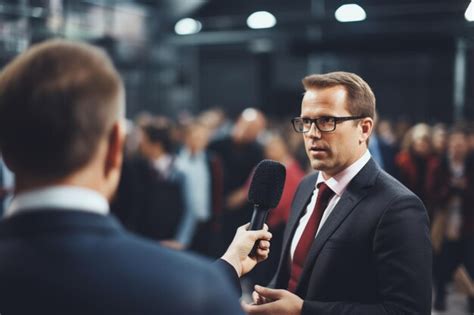 Periodista De Televisión Sosteniendo Un Micrófono Haciendo Una