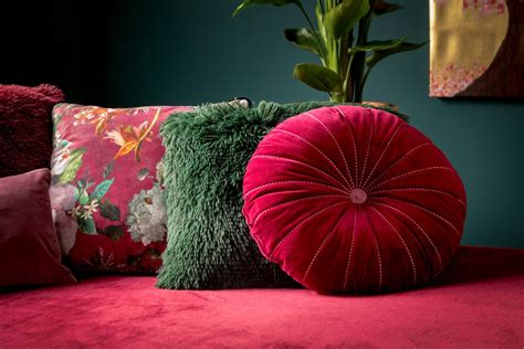 MAAN Sierkussen Rond Velvet Red Plum 50 Cm Roze SIERKUSSEN