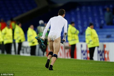 Atalanta Player Strips Down To Underwear After Everton Win Daily Mail