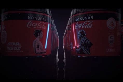 Coca Cola Flaschen Im Star Wars Design Mit Leuchtenden Lichtschwertern