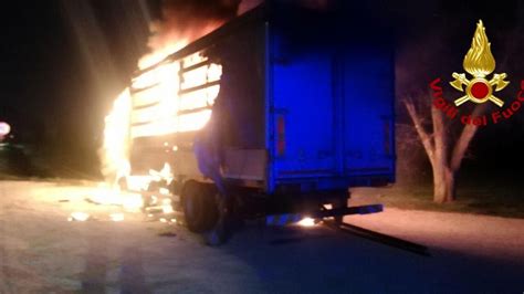 Camion Si Incendia In Corsa Intervengono Due Squadre Dei Vigili Del Fuoco