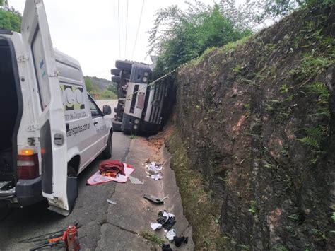 Caminhão carregado 30 toneladas tomba e motorista morre na Estrada