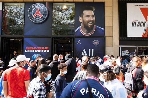 Koszulki Leo Messiego już wyprzedane Kibice PSG stali w długich