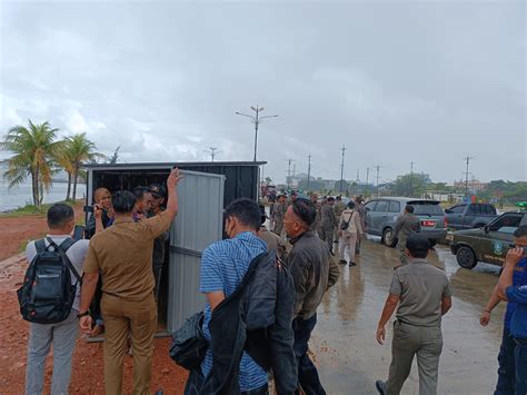 Satpol PP Angkut 5 Kontainer PKL Di Gurindam 12 Tanjungpinang