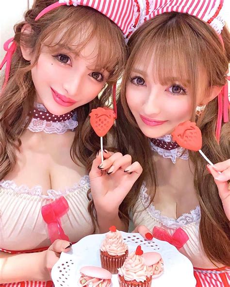 真優川咲さんのインスタグラム写真 真優川咲instagram「🍰🍬🍭🧁🍓🍫 バレンタイン 💝アフタヌーンティー ☕