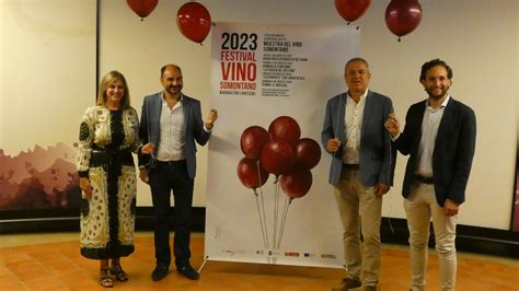 Los Granos De Uva Surcan El Cielo En El Cartel Del Festival Vino