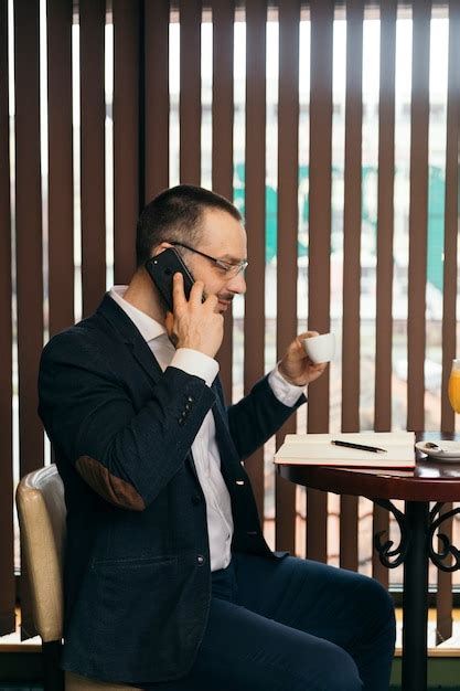 Homem negócios falando telefone e café bebendo Foto Grátis