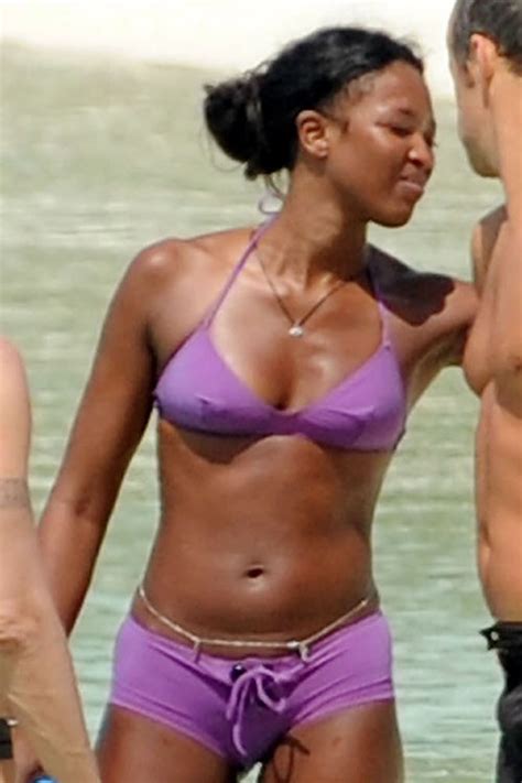 Naomi Campbell Showing Her Nice Tits And Posing Sexy In Bikini Porn