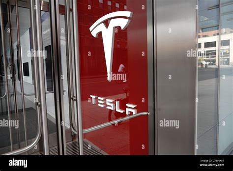 Vue d un logo Tesla pendant la pandémie du coronavirus à 16 mai 2020 à