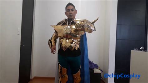 Mostrando la Armadura Dorada de Milo de Escorpión Saint Seiya Santo