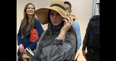 Lana Del Rey Canta Video Games Com Fãs Em Aeroporto No Rj A Rádio