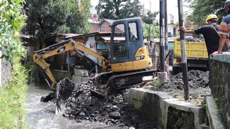 Upaya Mencegah Banjir Pemkot Malang Lakukan Pengerukan Saluran Air Di