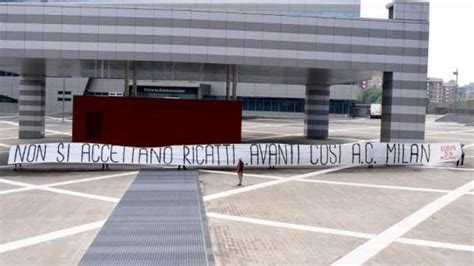 FOTO MN Casa Milan Striscione Curva Sud Non Si Accettano Ricatti