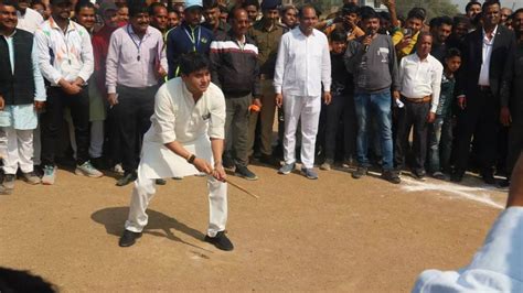 Maza Bahut Aaya Aviation Minister Jyotiraditya Scindia Plays Gilli