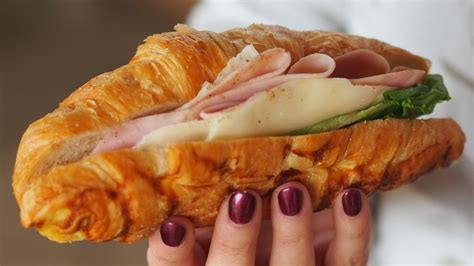 Croissant se šunkou a sýrem Matějovo pekařství Zelný Trh Wolt