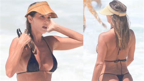 Deborah Secco vai à praia repete biquíni mínimo e exibe virilha