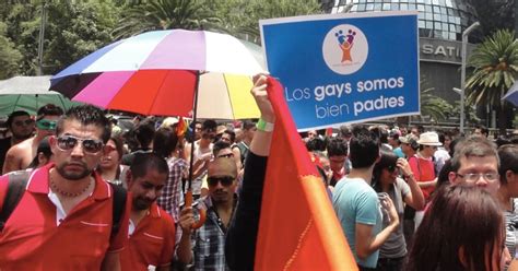 La Corte Suprema de México reconoció el derecho de las parejas gay a ser padres a través de la